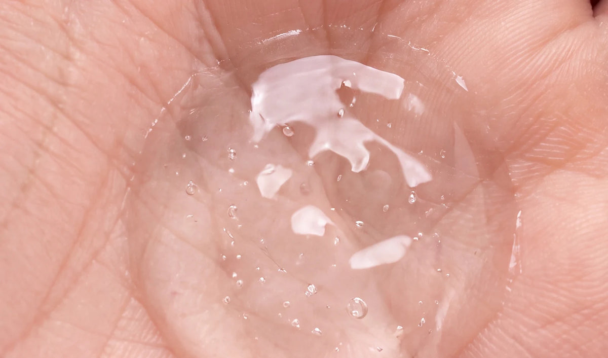 Gentle Cleanser: texture in gel trasparente sul palmo della mano