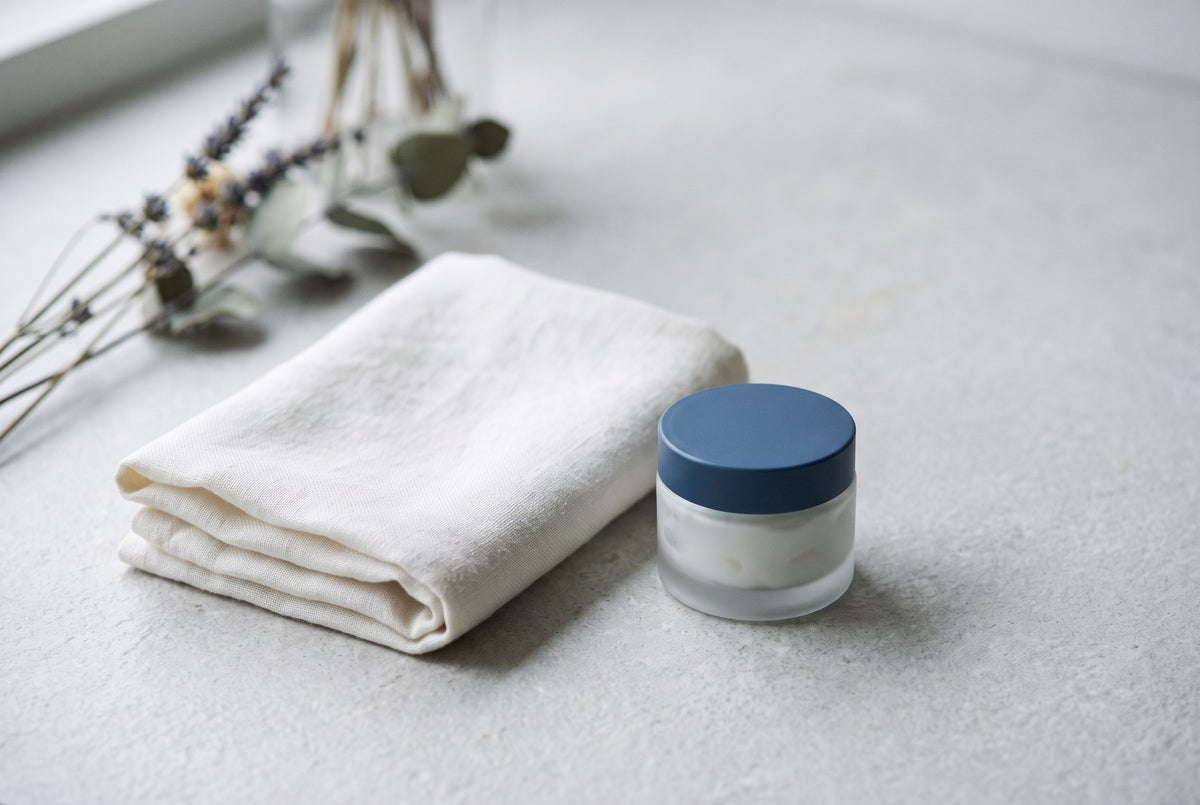 Pelle in menopausa: cosa cambia nella barriera e come adattare la routine