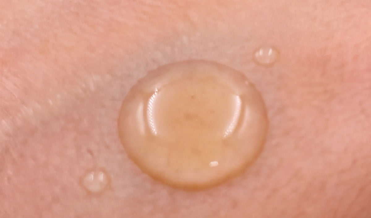 Night Serum: goccia di siero sul dorso della mano